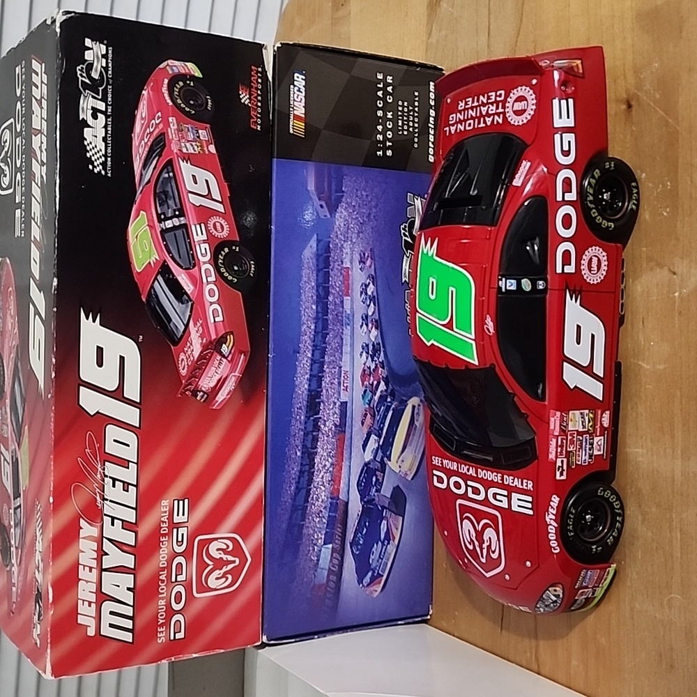 Jeremy Mayfield #19 2002 Dodge Intrepid 1:24 diecast BANK Adult collectors car